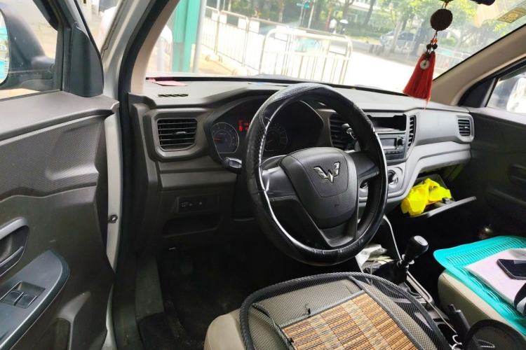 Used Wuling Hongguang V 2019 1.5L Jingqu Edition Sealed-Window Vehicle China VI LAR Steering Wheel