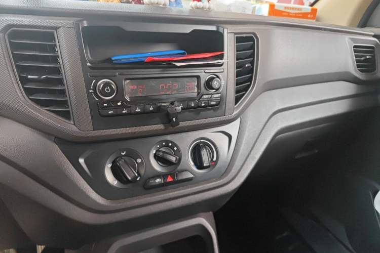 Used Wuling Hongguang V 2019 1.5L Jingqu Edition Sealed-Window Vehicle China VI LAR Audio And AC Panel