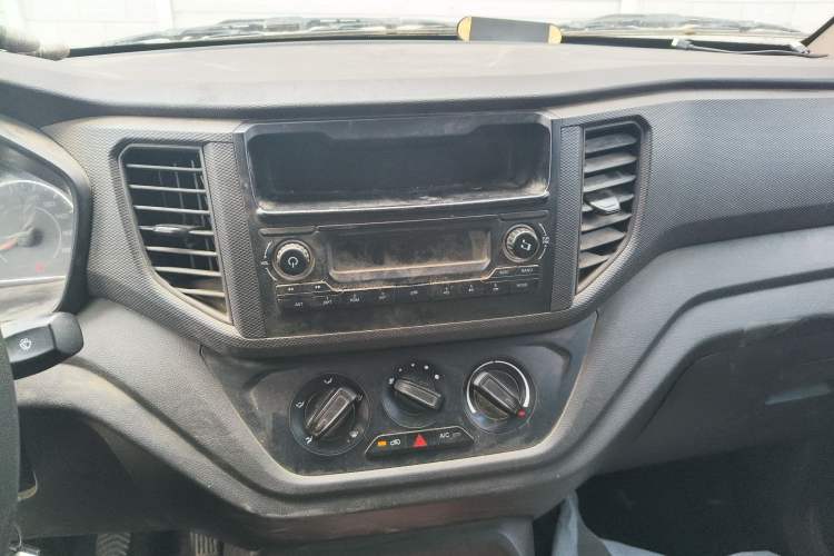 Used Wuling Hongguang V 2019 1.5L Jingqu Edition Sealed-Window Vehicle China VI LAR Audio And AC Panel