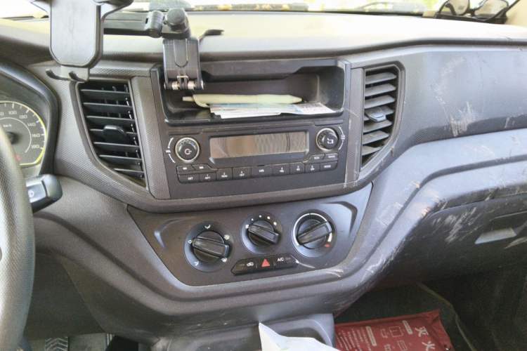 Used Wuling Hongguang V 2019 1.5L Jingqu Version China VI LAR Audio And AC Panel