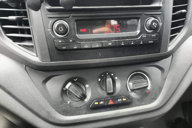 Used Wuling Hongguang V 2019 1.5L Base Version China VI LAR Audio And AC Panel