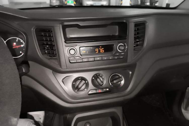 Used Wuling Hongguang V 2019 1.5L Enjoyment Version L2B Audio And AC Panel
