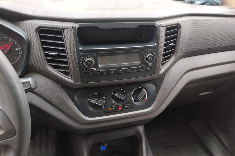 Used Wuling Hongguang V 2019 1.5L Enjoyment Version China VI LAR Audio And AC Panel