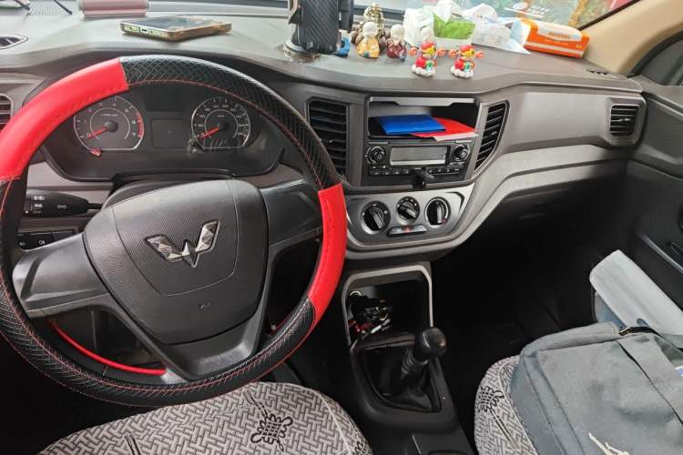 Used Wuling Hongguang V 2019 1.5L Jingqu Edition Sealed-Window Vehicle China VI LAR Center Console
