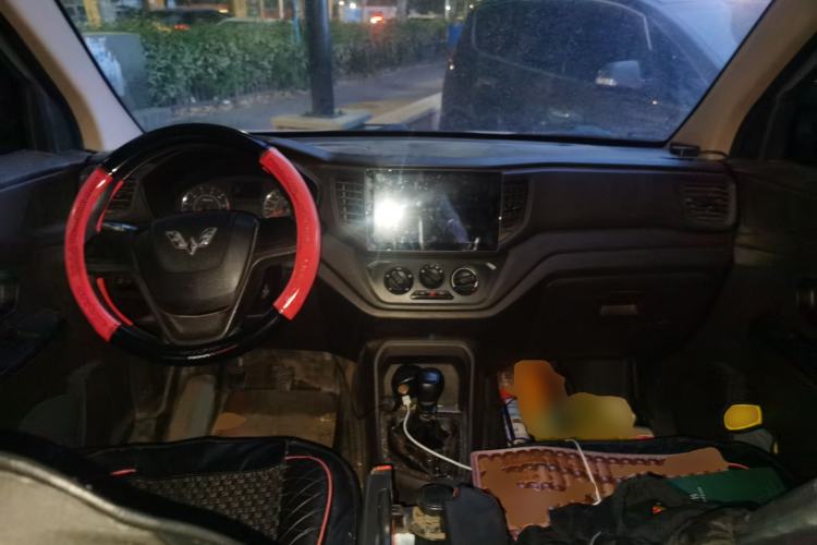 Used Wuling Hongguang V 2019 1.5L Jingqu Edition Sealed-Window Vehicle China VI LAR Center Console