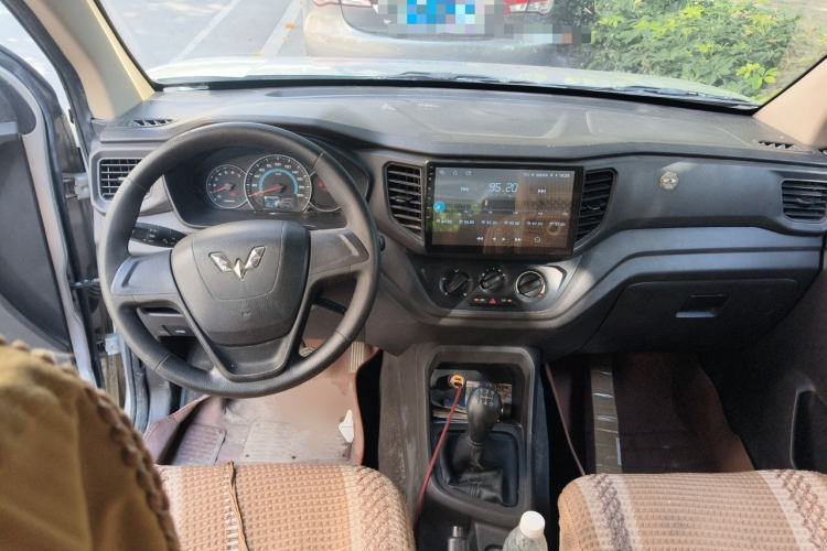 Used Wuling Hongguang V 2019 1.5L Standard Version L2B Center Console