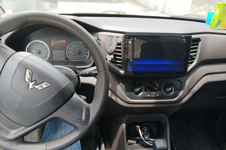 Used Wuling Hongguang V 2019 1.5L Base Window-Sealed Vehicle China VI LAR Center Console