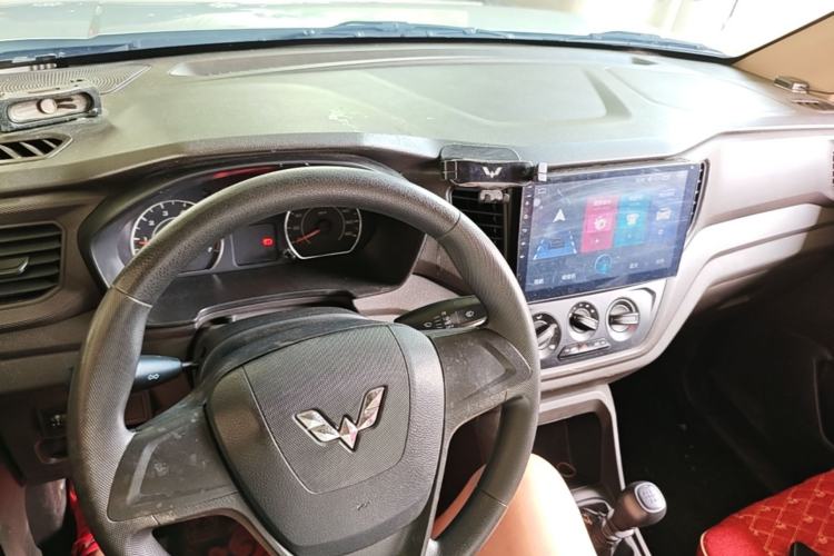 Used Wuling Hongguang V 2019 1.5L Jingqu Edition Sealed-Window Vehicle China VI LAR Center Console