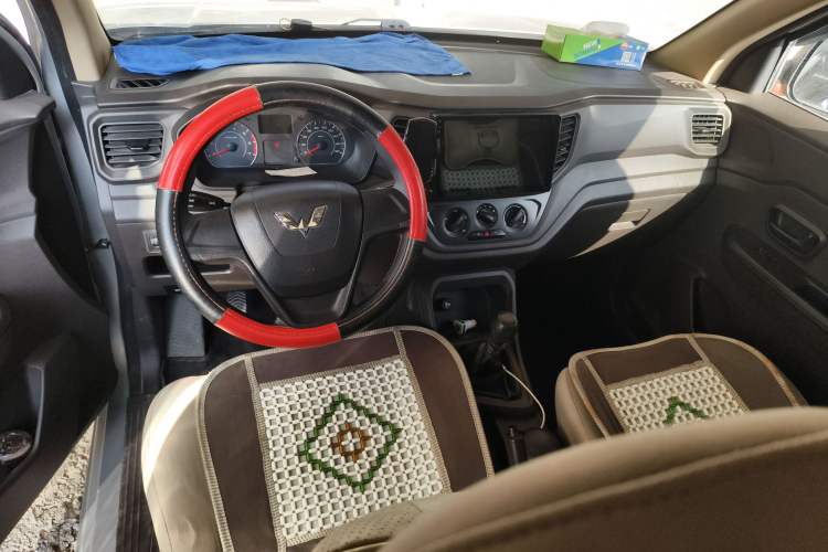 Used Wuling Hongguang V 2019 1.5L Jingqu Edition Sealed-Window Vehicle China VI LAR Center Console