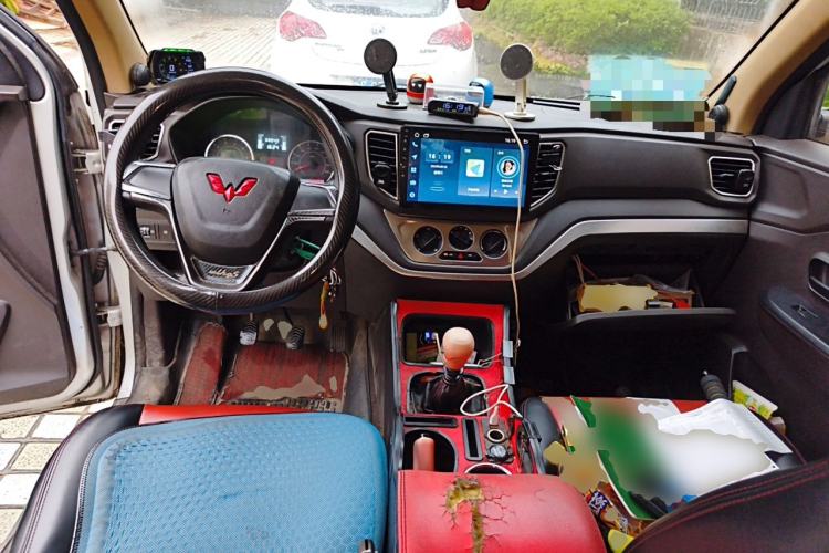 Used Wuling Hongguang V 2019 1.5L Jingqu Edition Sealed-Window Vehicle China VI LAR Center Console