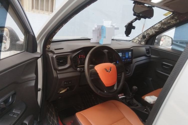 Used Wuling Hongguang V 2019 1.5L Jingqu Edition Sealed-Window Vehicle China VI LAR Center Console