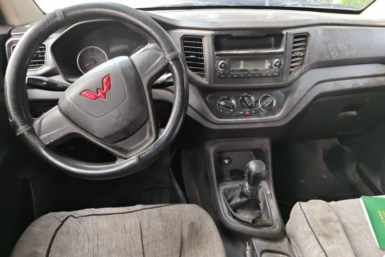 Used Wuling Hongguang V 2019 1.5L Base Window-Sealed Vehicle China VI LAR Center Console