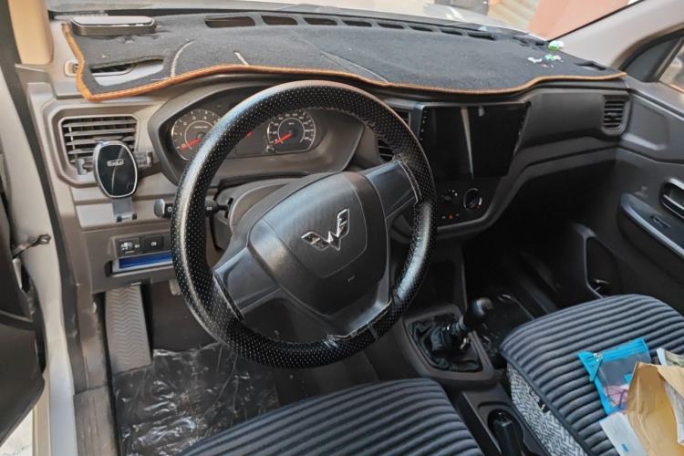 Used Wuling Hongguang V 2019 1.5L Jingqu Edition Sealed-Window Vehicle China VI LAR Center Console