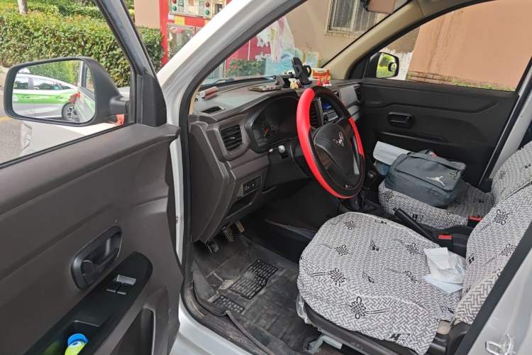 Used Wuling Hongguang V 2019 1.5L Jingqu Edition Sealed-Window Vehicle China VI LAR Driver Seat