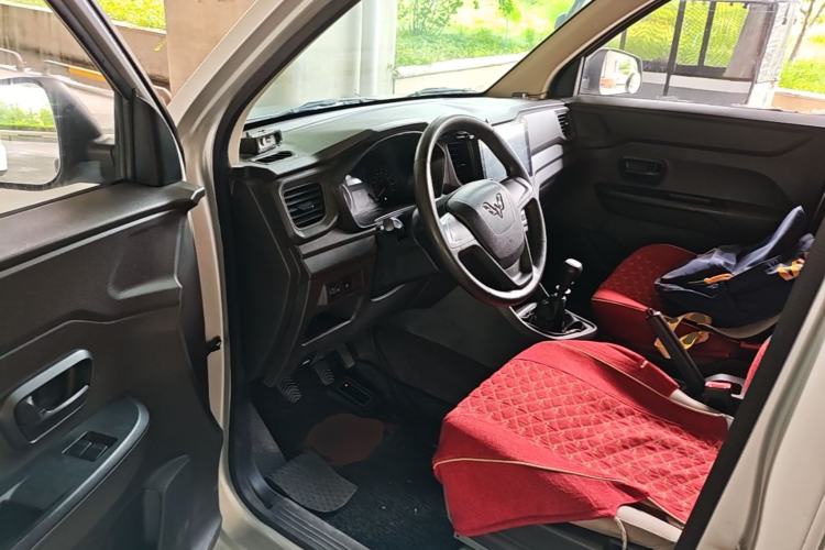 Used Wuling Hongguang V 2019 1.5L Jingqu Edition Sealed-Window Vehicle China VI LAR Driver Seat