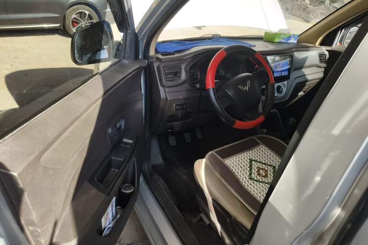 Used Wuling Hongguang V 2019 1.5L Jingqu Edition Sealed-Window Vehicle China VI LAR Driver Seat