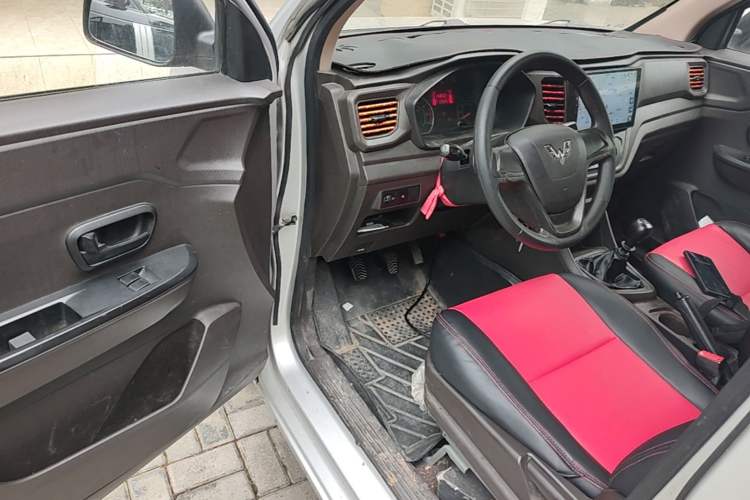 Used Wuling Hongguang V 2019 1.5L Jingqu Edition Sealed-Window Vehicle China VI LAR Driver Seat