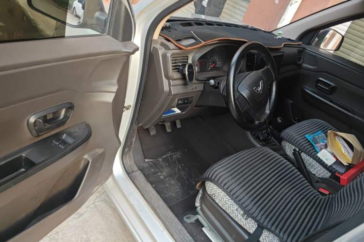 Used Wuling Hongguang V 2019 1.5L Jingqu Edition Sealed-Window Vehicle China VI LAR Driver Seat