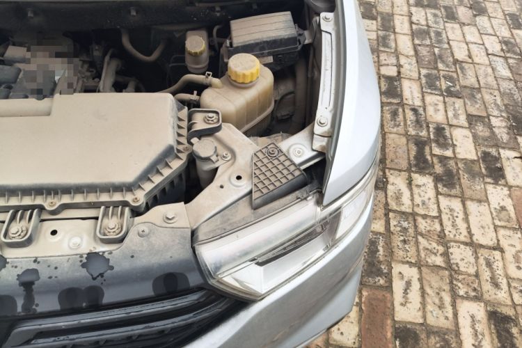 Used Wuling Hongguang V 2019 1.5L Jingqu Edition Sealed-Window Vehicle China VI LAR Engine Bay Left