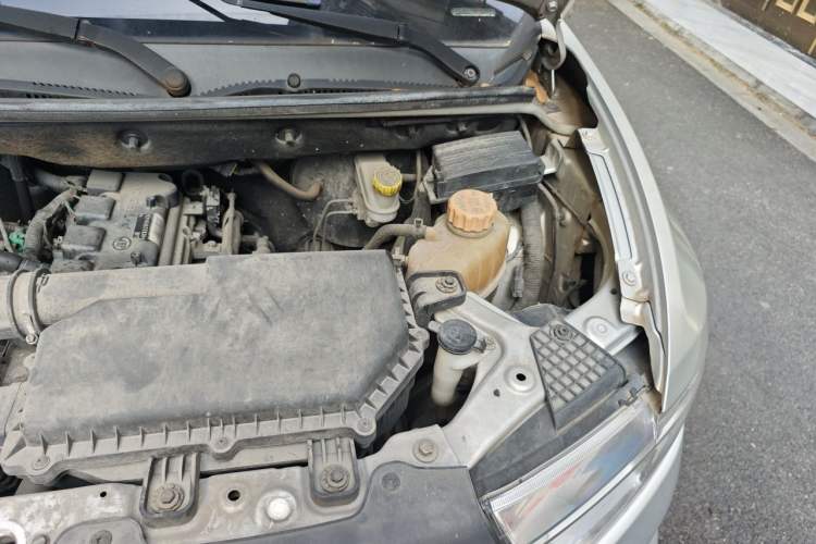 Used Wuling Hongguang V 2019 1.5L Standard Version China VI LAR Engine Bay Left