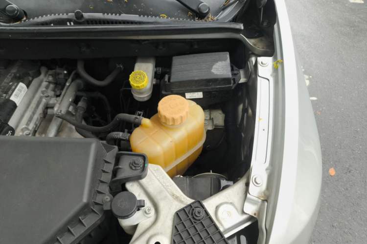Used Wuling Hongguang V 2019 1.5L Base Version China VI LAR Engine Bay Left