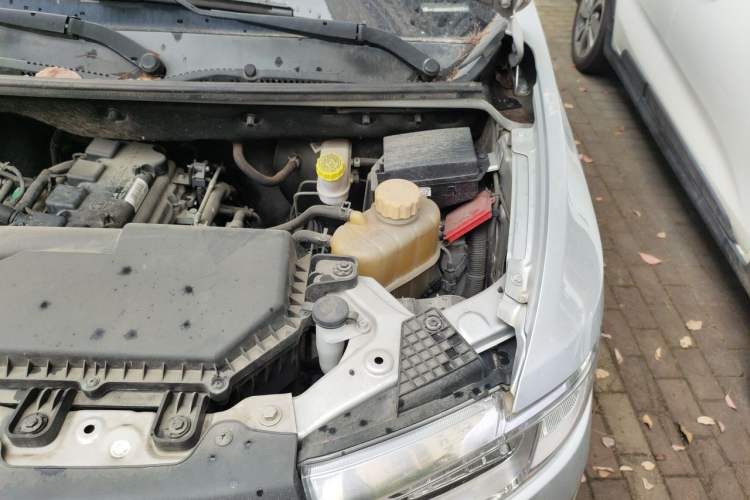 Used Wuling Hongguang V 2019 1.5L Jingqu Version China VI LAR Engine Bay Left