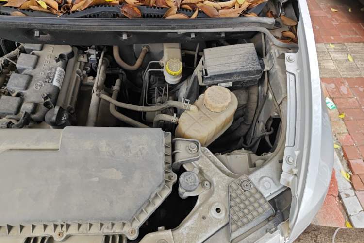 Used Wuling Hongguang V 2019 1.5L Jingqu Version China VI LAR Engine Bay Left