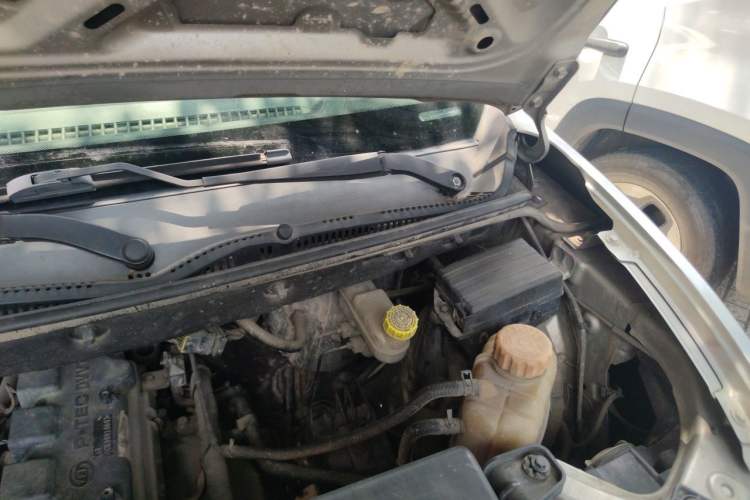 Used Wuling Hongguang V 2019 1.5L Standard Version China VI LAR Engine Bay Left