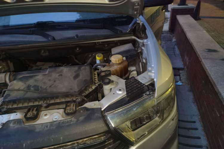 Used Wuling Hongguang V 2019 1.5L Jingqu Edition Sealed-Window Vehicle China VI LAR Engine Bay Left