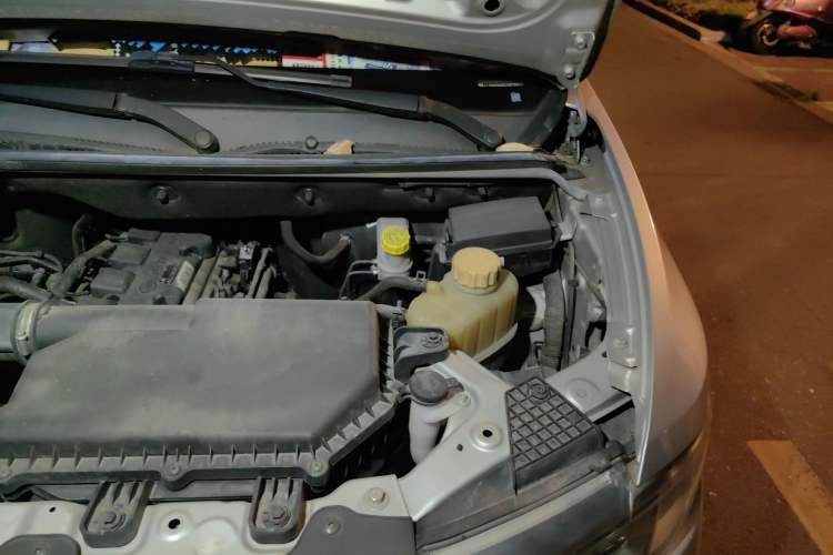 Used Wuling Hongguang V 2019 1.5L Enjoyment Version China VI LAR Engine Bay Left