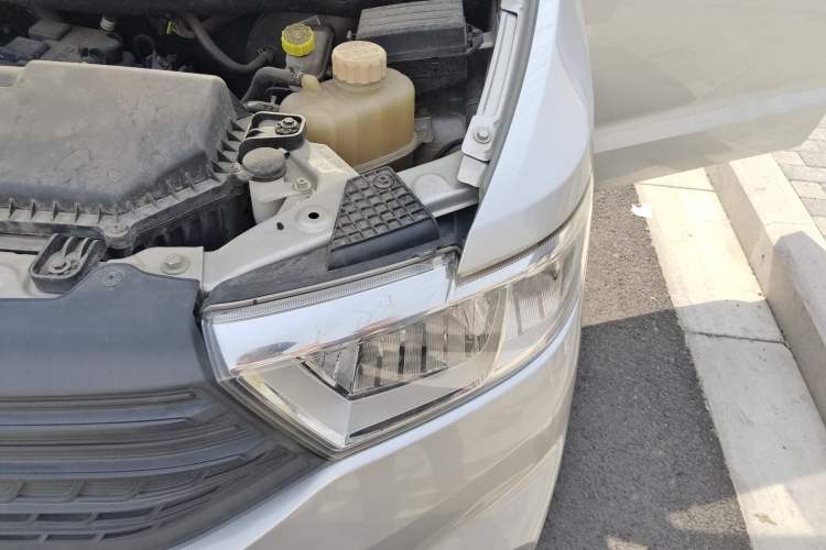 Used Wuling Hongguang V 2019 1.5L Jingqu Version China VI LAR Engine Bay Left
