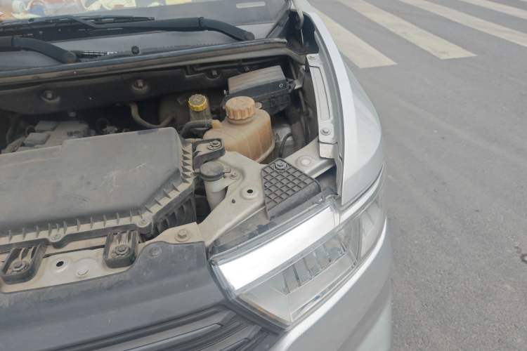 Used Wuling Hongguang V 2019 1.5L Jingqu Version China VI LAR Engine Bay Left