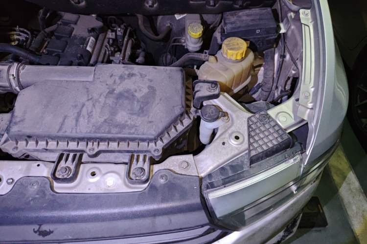 Used Wuling Hongguang V 2019 1.5L Jingqu Version China VI LAR Engine Bay Left