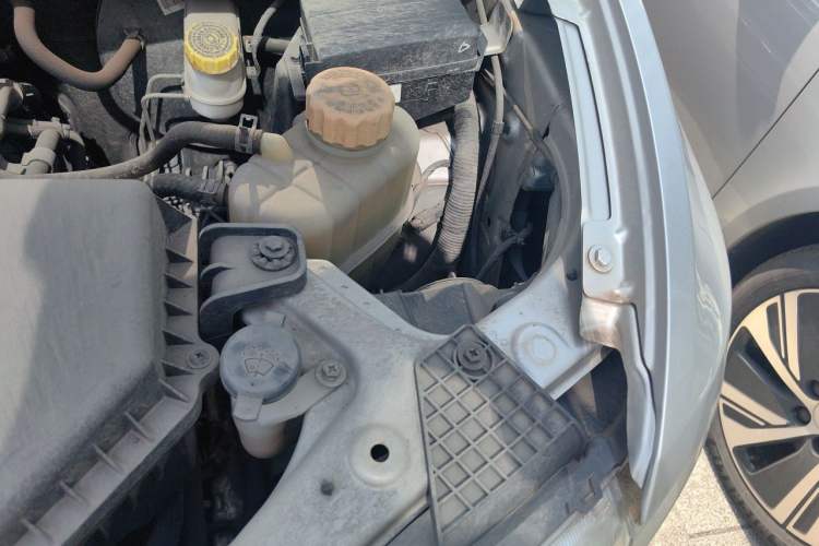 Used Wuling Hongguang V 2019 1.5L Jingqu Version China VI LAR Engine Bay Left