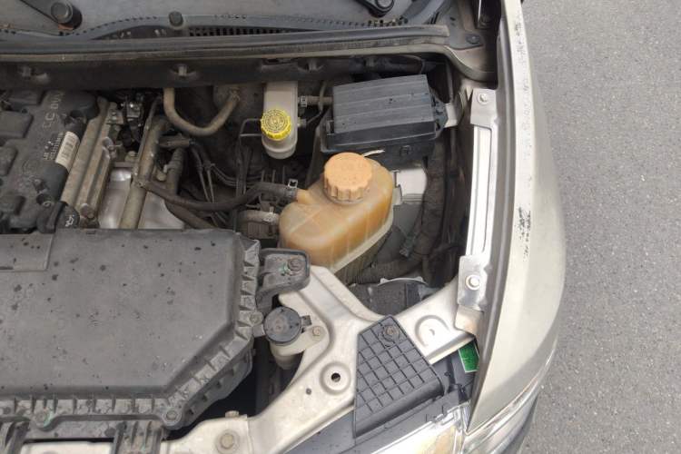 Used Wuling Hongguang V 2019 1.5L Base Version China VI LAR Engine Bay Left