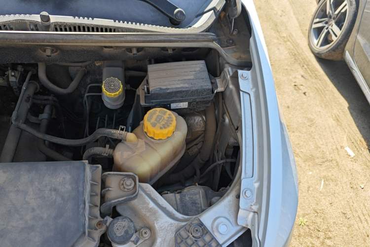 Used Wuling Hongguang V 2019 1.5L Jingqu Version China VI LAR Engine Bay Left