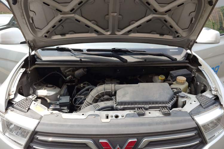 Used Wuling Hongguang V 2019 1.5L Standard Version China VI LAR Engine Bay