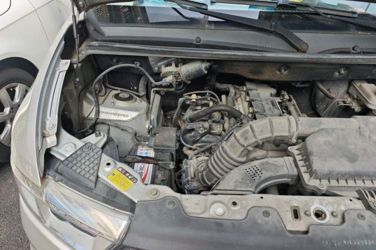Used Wuling Hongguang V 2019 1.5L Standard Version China VI LAR Engine Bay Right