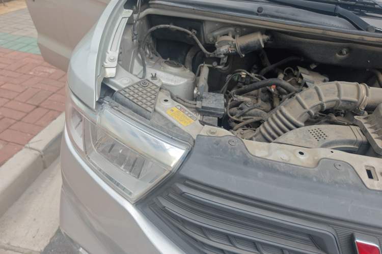 Used Wuling Hongguang V 2019 1.5L Jingqu Version China VI LAR Engine Bay Right
