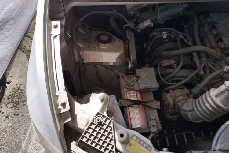 Used Wuling Hongguang V 2019 1.5L Jingqu Edition Sealed-Window Vehicle China VI LAR Engine Bay Right