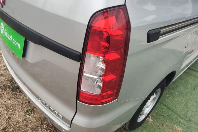 Used Wuling Hongguang V 2019 1.5L Base Version China VI LAR Exterior 3