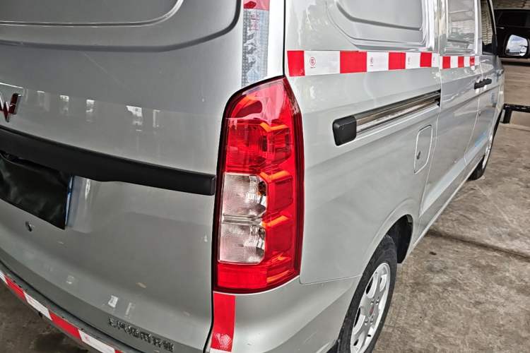 Used Wuling Hongguang V 2019 1.5L Jingqu Edition Sealed-Window Vehicle China VI LAR Exterior 3