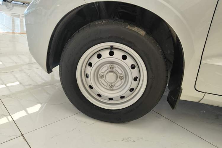 Used Wuling Hongguang V 2019 1.5L Jingqu Edition Sealed-Window Vehicle China VI LAR Exterior 4