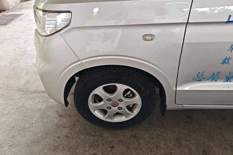 Used Wuling Hongguang V 2019 1.5L Jingqu Edition Sealed-Window Vehicle China VI LAR Exterior 4