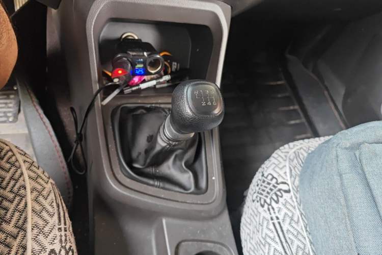 Used Wuling Hongguang V 2019 1.5L Jingqu Edition Sealed-Window Vehicle China VI LAR Gear Lever