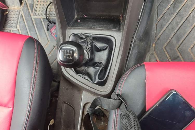 Used Wuling Hongguang V 2019 1.5L Jingqu Edition Sealed-Window Vehicle China VI LAR Gear Lever
