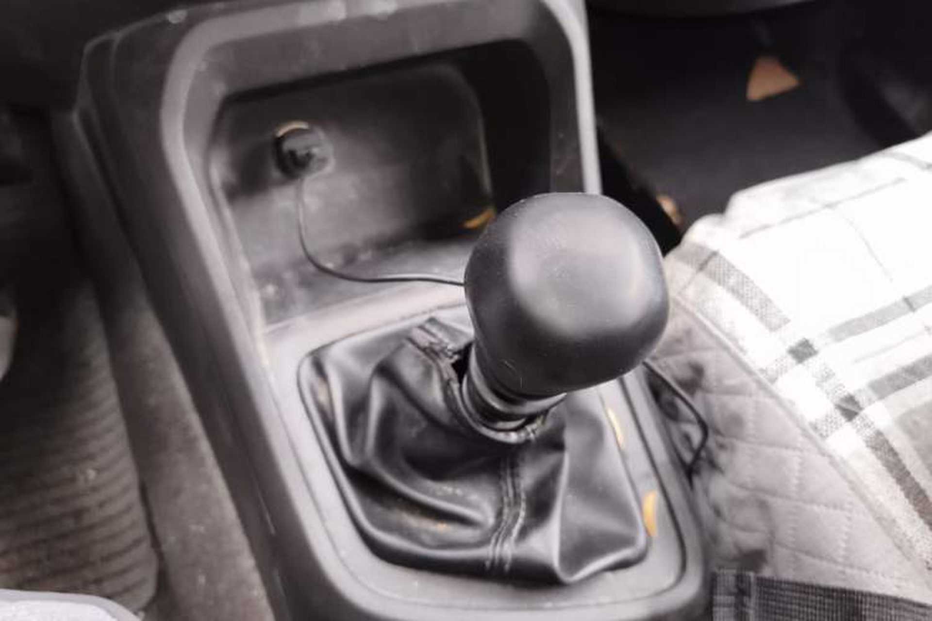 Used Wuling Hongguang V 2019 1.5L Jingqu Edition Sealed-Window Vehicle China VI LAR Gear Lever