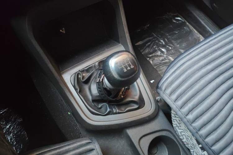 Used Wuling Hongguang V 2019 1.5L Jingqu Edition Sealed-Window Vehicle China VI LAR Gear Lever