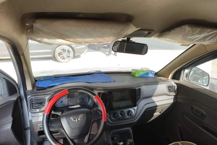 Used Wuling Hongguang V 2019 1.5L Jingqu Edition Sealed-Window Vehicle China VI LAR Headliner