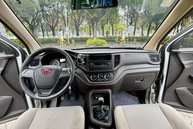 Used Wuling Hongguang V 2019 1.5L Jingqu Version China VI LAR Interior 2